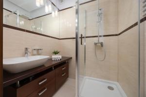 Tasteful and Spacious Two Bedroom Apartment by Noclegi Renters