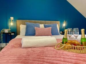 Luxury 9 Bed Retreat • Sleeps 14 • Free Parking