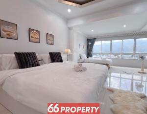 Sky Living Penthouse with Mountain Views and Rooftop