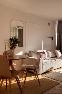 Japandi Old Town Miodowa by VAYA STAYS