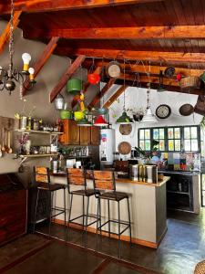 Habitación doble con balcón y pileta en las sierras Unquillo