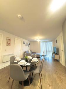 Modern 2bed Apartment in Birmingham City Centre 2 mins from Train Station with Free Parking and WiFi