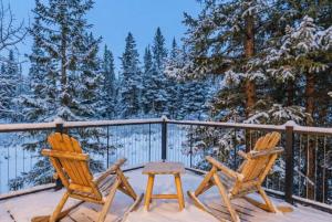 Creekside Retreat Hot Tub + Game Room
