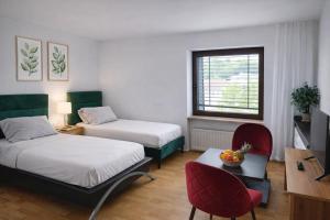 3 Floor XXL House, 7 Rooms, 2 Kitchen, 15 Minutes to Frankfurt, Washing Machine