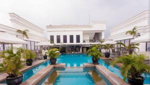 100m to walking st, clubs ,bars restaurants, 2 portable air-air-conditioners,