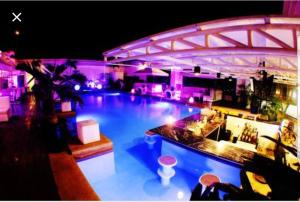 100m to walking st, clubs ,bars restaurants, 2 portable air-air-conditioners,