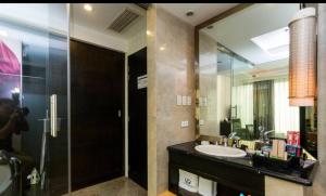 100m to walking st, clubs ,bars restaurants, 2 portable air-air-conditioners,