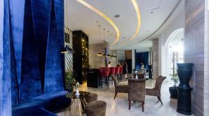 100m to walking st, clubs ,bars restaurants, 2 portable air-air-conditioners,