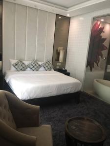 100m to walking st, clubs ,bars restaurants, 2 portable air-air-conditioners,