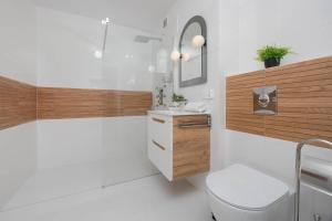 Atmospheric Apartment in the City Center with Air Conditioned Living Room by Noclegi Renters