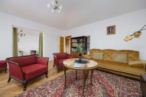 Atmospheric Apartment in the City Center with Air Conditioned Living Room by Noclegi Renters