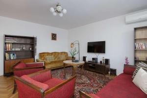 Atmospheric Apartment in the City Center with Air Conditioned Living Room by Noclegi Renters