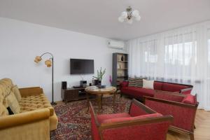 Atmospheric Apartment in the City Center with Air Conditioned Living Room by Noclegi Renters