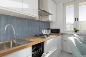 Atmospheric Apartment in the City Center with Air Conditioned Living Room by Noclegi Renters