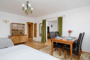 Atmospheric Apartment in the City Center with Air Conditioned Living Room by Noclegi Renters