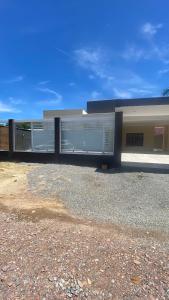 Casa, até 10 pessoas, nova, todos os utensílios!