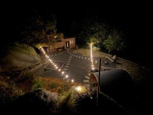 Kousek klidu pod skálou