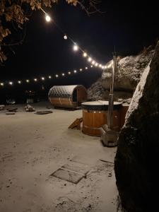 Kousek klidu pod skálou