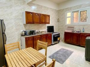 Cozy 2BR Retreat with Green Views, Minutes from the Airport