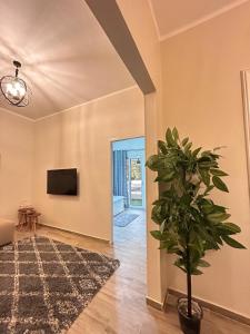 Cozy 2BR Retreat with Green Views, Minutes from the Airport