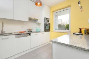 Pastel & Cozy Apartment with a Spacious Terrace in Gdansk by Noclegi Renters