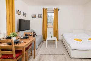 Za radnicí by Mountain ways