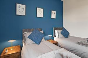 Modern 5 Bed 2 Bath House w Free Parking
