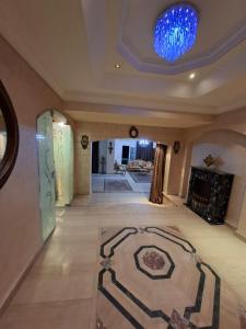 شقه مفروشه فرش راقى فندقى بجوار جميع الخدمات الترا سوبر لوكس على عباس العقاد الرئيسى بجوار جميع الخدمات سوبر ماركت سعودى ومستشفى دار الح?