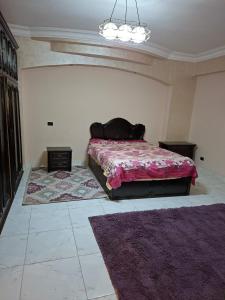 شقه مفروشه فرش راقى فندقى بجوار جميع الخدمات الترا سوبر لوكس على عباس العقاد الرئيسى بجوار جميع الخدمات سوبر ماركت سعودى ومستشفى دار الح?