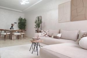 Ochre City apartment Balcony, Pool, Fiber Optic, Free Parking - Family ONLY