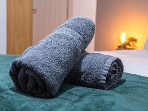 Modern 2BR 2Bath Central Leeds Apartment Parking