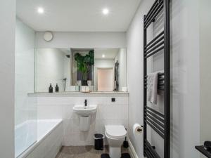 Modern 2BR 2Bath Central Leeds Apartment Parking