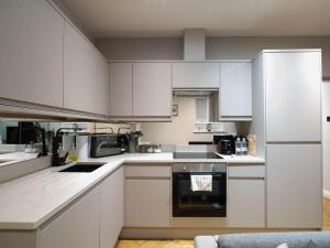 Modern 2BR 2Bath Central Leeds Apartment Parking