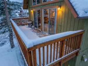 Spacious Truckee Retreat with Fireplace & Deck