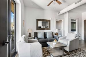 Fire Tower Luxe 2BR KingSuites & Private Balcony