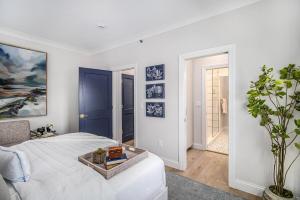 Elegant and Fully Furnished Condo Near Notre Dame