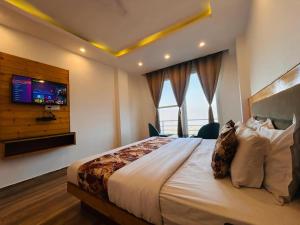 The Pine Mountain View A Rooftop Restaurant & Luxury Balcony Rooms!