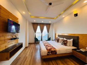 The Pine Mountain View A Rooftop Restaurant & Luxury Balcony Rooms!