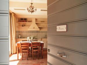 Apartment In einem Bauernhaus in den Hügeln- mit Garten und Pool by Interhome