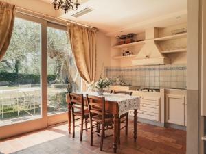 Apartment In einem Bauernhaus in den Hügeln- mit Garten und Pool by Interhome