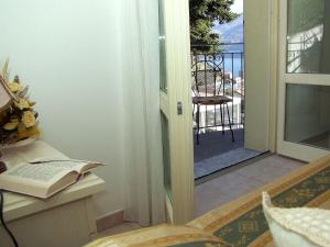 Apartment CasaKatty Zwei-Zimmer-Wohnung mit Balkon mit Seeblick by Interhome