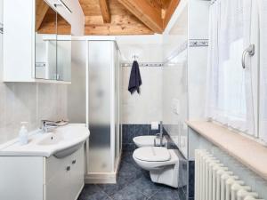 Apartment Schönes Dachgeschosszimmer mit großem Balkon BV5 by Interhome