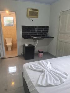 Kitnet simples com banheiro privativo e ar condicionado