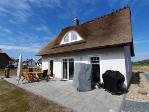 Holiday Home Reetdachhaus- Haus Hannes in Mellnitz by Interhome