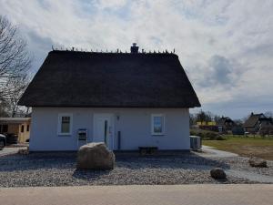 Holiday Home Reetdachhaus- Haus Hannes in Mellnitz by Interhome