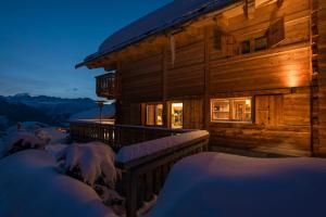 Chalet with Hot Tub and Stunning Views
