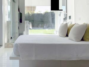 Holiday Home Elegante Villa am Strand- Jacuzzi und Garten by Interhome