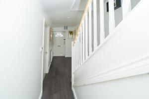 Duplex 2-Bed House with free Parking Near Greenwich O2 and city centre