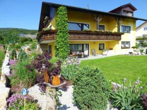 Apartment Komfortable Ferienwohnung mit Garten und Grill by Interhome
