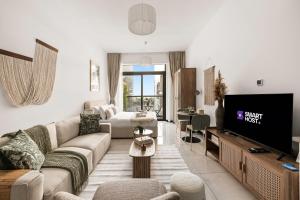 New! Serene Studio with Balcony and Pool Crystal Res